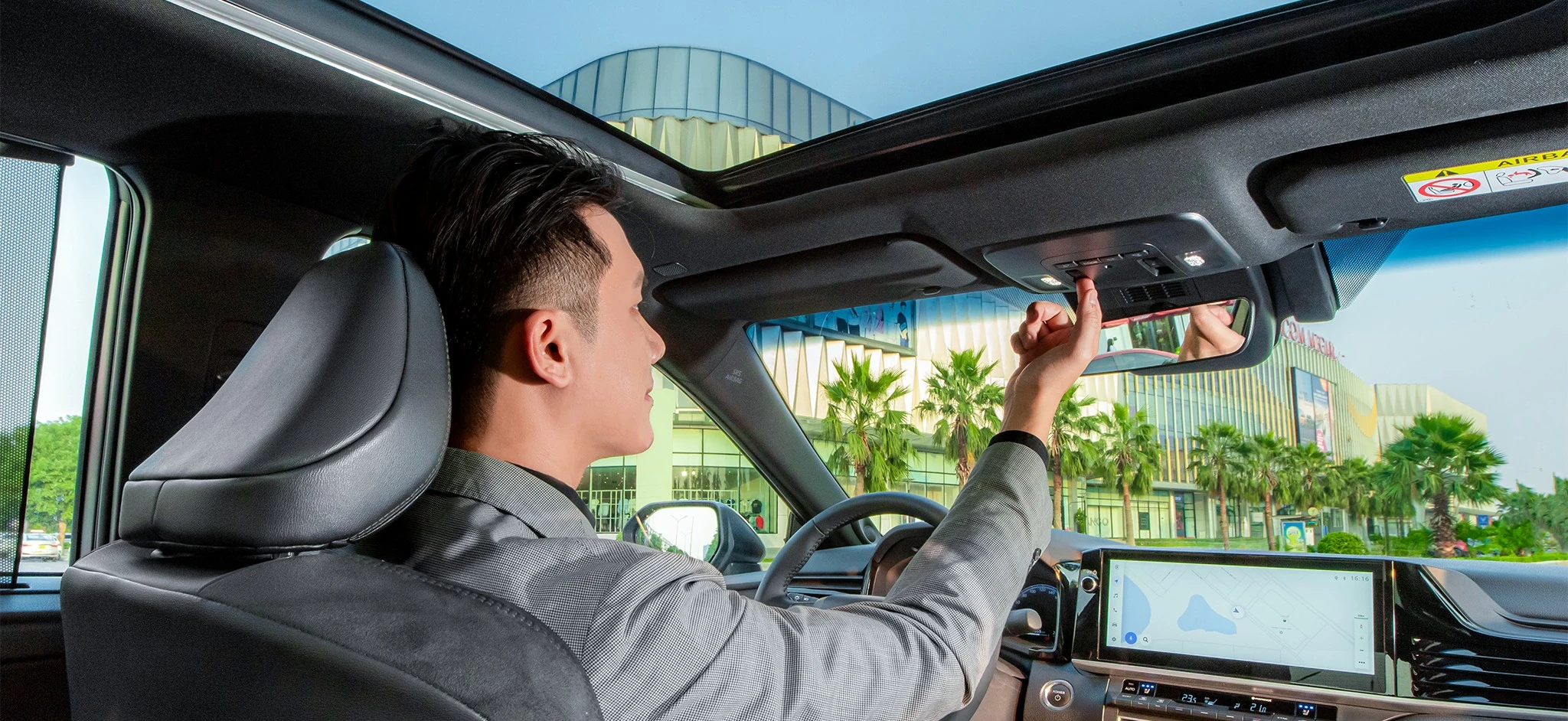 Toyota Camry – Kính trần toàn cảnh