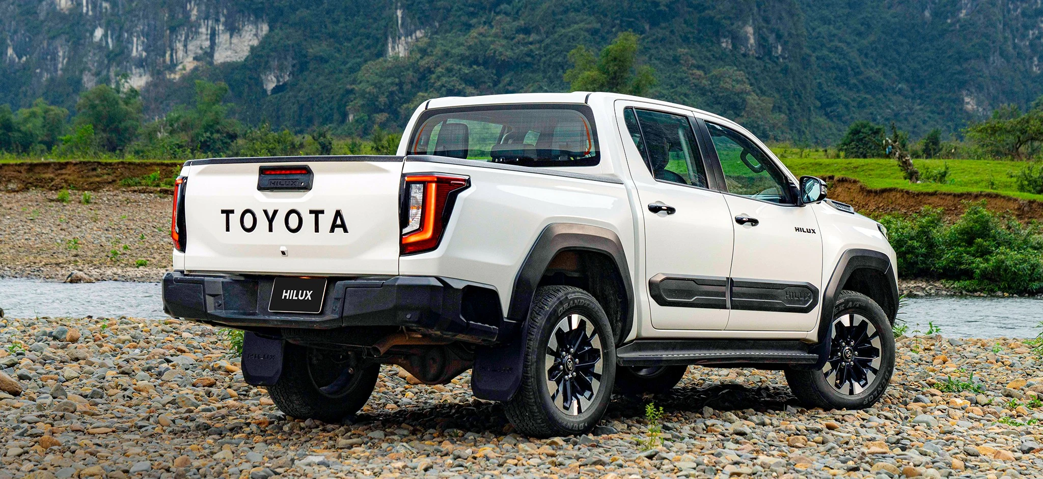 Toyota Hilux – Đuôi xe chữ TOYOTA cỡ lớn
