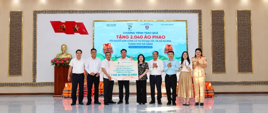 Quỹ Toyota Việt Nam trao tặng 2.040 áo phao cứu sinh tại Đà Nẵng
